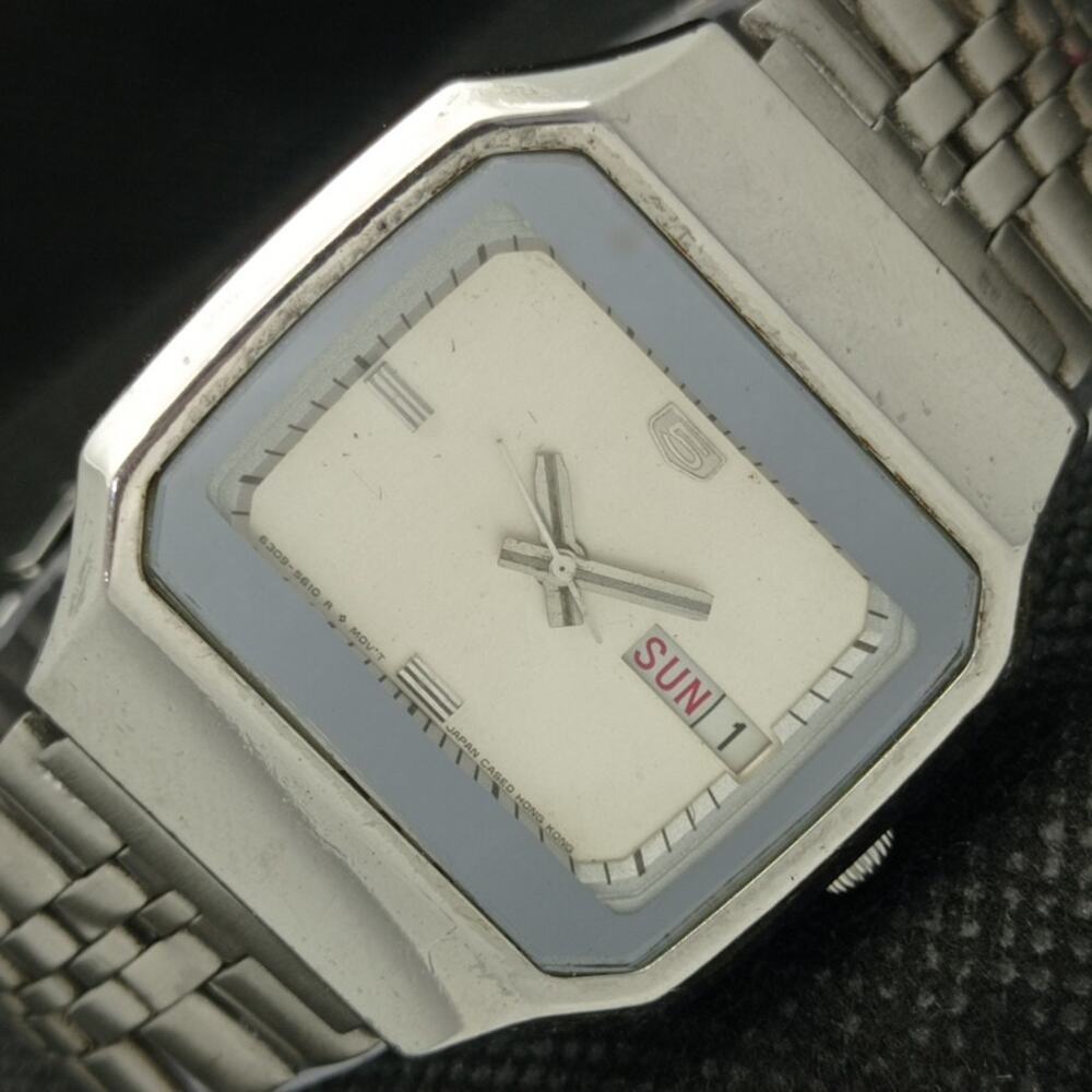 Vintage 1980 Seiko Automatic Mens Silver Watch W/daydate & White accents